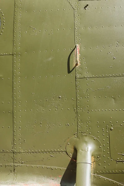古い航空機の胴体の詳細 軍用機に剥離塗料やリベット付きの古いカモフラージュ面 — ストック写真