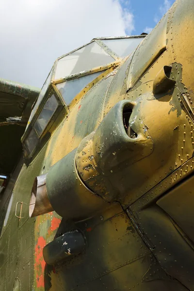 空を背景に古い飛行機のコックピットと胴体の詳細 軍用機の古い迷彩表面 — ストック写真