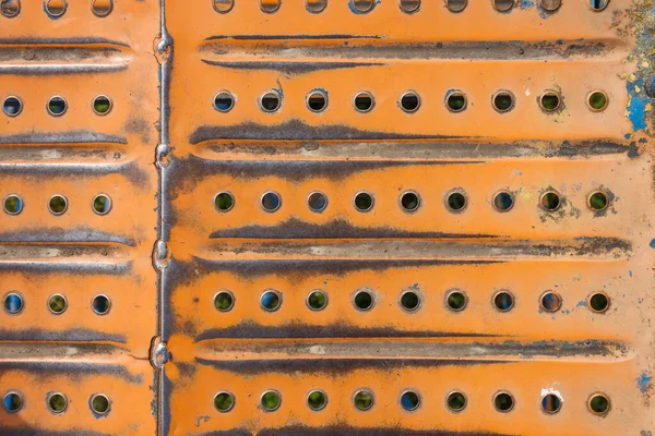 金属质地 有穿孔 生锈和漆成的橙色 军事背景 — 图库照片