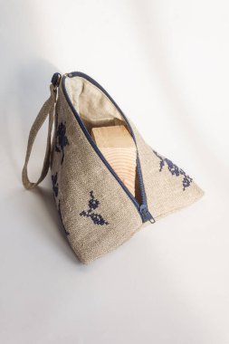 Mavi işlemeli keten kozmetik çanta. Hafif arkaplan