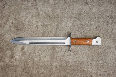 Beton arka planda tahta saplı avcı bıçağı.