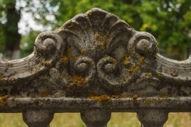 Çit betondan yapılmış. Bir çitin rahatlama dekorasyonu