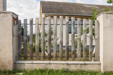 Tuğla sütunlu ahşap çitler.