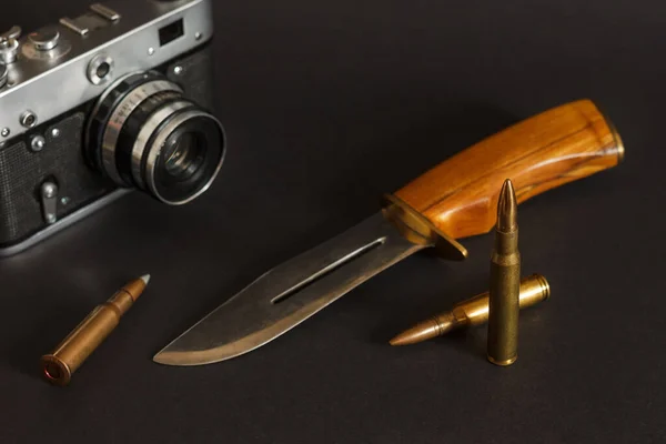 Zátiší Loveckým Nožem Nábojem Pušky Starou Analogovou Filmovou Kamerou Černém — Stock fotografie