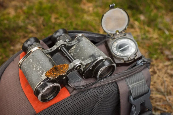 Motyl Usiadł Lornetce Sprzęt Turystyczny Plecaki Lornetką Starym Kompasem Wojskowym — Zdjęcie stockowe