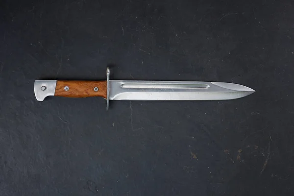 Coltello Cacciatore Con Manico Legno Sfondo Scuro — Foto Stock