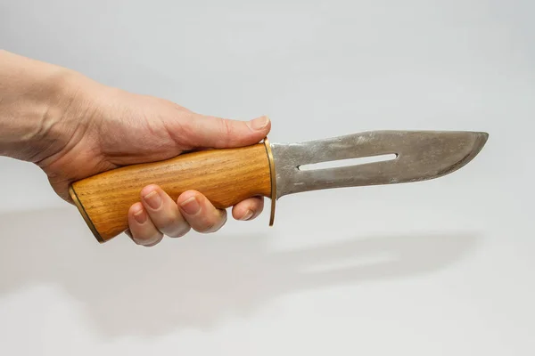 Mano Hembra Cuchillo Caza Con Mango Madera Fondo Blanco — Foto de Stock