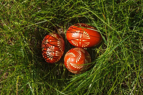 Украинские Окрашенные Пасхальные Яйца Красного Цвета Лежат Траве — стоковое фото