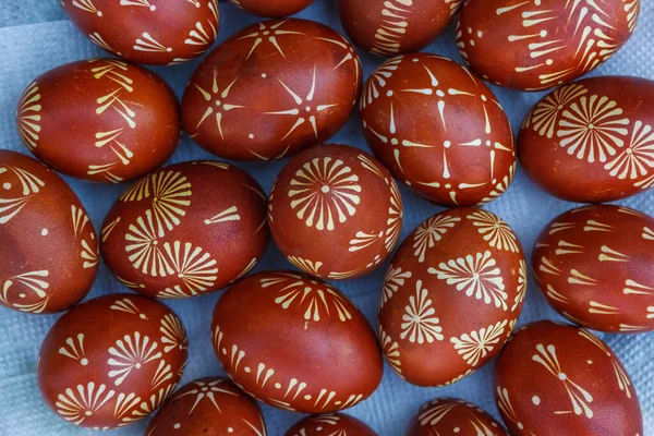 Ukrayna 'nın kırmızı renkli paskalya yumurtaları. Yakın plan.