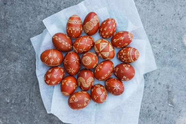 Украинские Окрашенные Пасхальные Яйца Красного Цвета Фоне Серой Бетонной Поверхности — стоковое фото