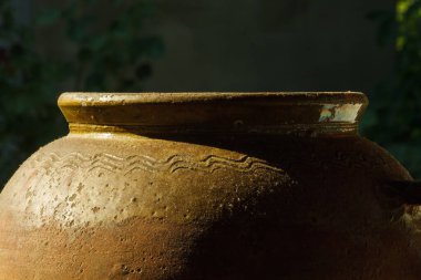 Eski bir çömlek parçası. Yakın plan. Alanın küçük derinliği