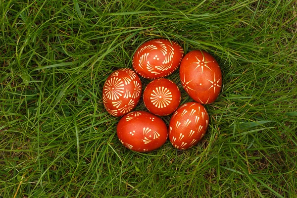 Украинские Окрашенные Пасхальные Яйца Красного Цвета Лежат Траве Крупный План — стоковое фото