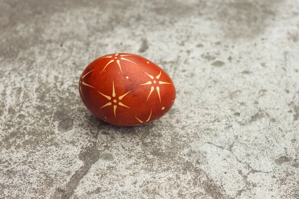 Украинское Окрашенное Пасхальное Яйцо Красного Цвета Фоне Серой Бетонной Поверхности — стоковое фото