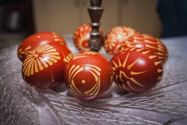 Украинские Раскрашенные Пасхальные Яйца Красного Цвета Стеклянной Тарелке Небольшая Глубина — стоковое фото