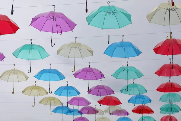 五颜六色的伞在天空中 — 图库照片