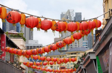 Singapur - 15 Kasım 2018: Chinatown Singapur kırmızı fener