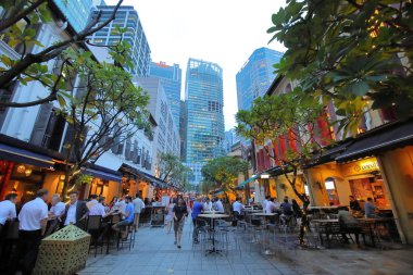 Singapur - 15 Kasım 2018: Kimliği belirsiz kişi ziyaret uzak doğu Meydanı Singapur.