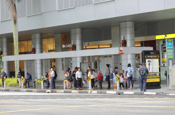 Cingapore Novembro 2018 Pessoas Não Identificadas Aguardam Ônibus Centro Cingapura — Fotografia de Stock