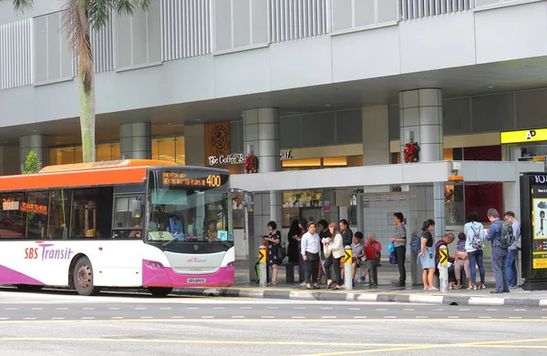 シンガポール 2018 不明の人がシンガポールのダウンタウンにバス待つ — ストック写真