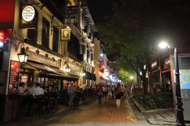 Singapur - 15 Kasım 2018: Kimliği belirsiz kişi ziyaret Boat Quay açık restoran bar Singapur