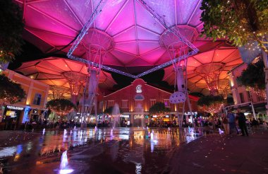 Singapur - 15 Kasım 2018: Clarke Quay nehir Singapur'da karmaşık alışveriş kimliği belirsiz kişi ziyaret