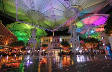 Singapur - 15 Kasım 2018: Clarke Quay nehir Singapur'da karmaşık alışveriş kimliği belirsiz kişi ziyaret