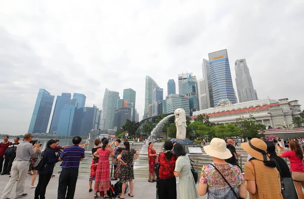 Singapore November 2018 Niet Geïdentificeerde Mensen Bezoek Merlion Singapore — Stockfoto