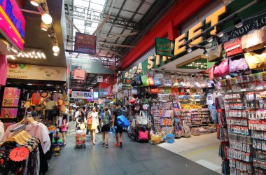 Singapur - 16 Kasım 2018: Kimliği belirsiz kişi ziyaret Bugis Caddesi alışveriş arcade Singapur