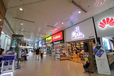 Singapur - 16 Kasım 2018: Kimliği belirsiz kişi ziyaret Sim Lim Meydanı Alışveriş Merkezi Singapur'da.