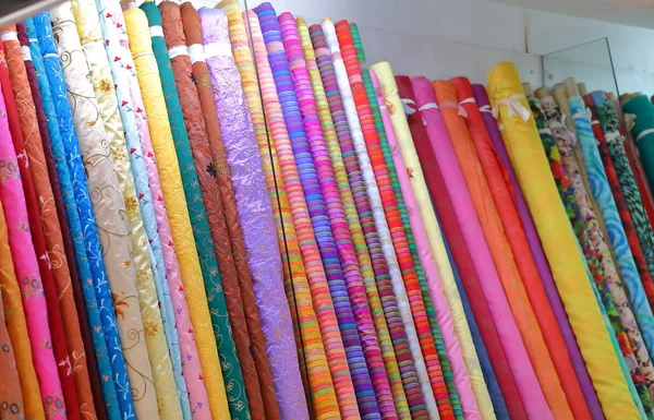 Singapur - 16 Kasım 2018: Kumaş dükkanında Arap Bugis Singapur alışveriş