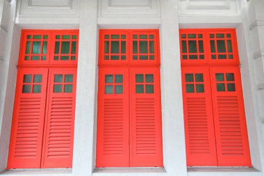 Kırmızı bir pencere panjur arka plan