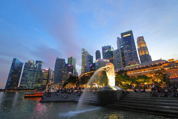 Singapore November 2018 Niet Geïdentificeerde Mensen Bezoek Merlion Singapore — Stockfoto