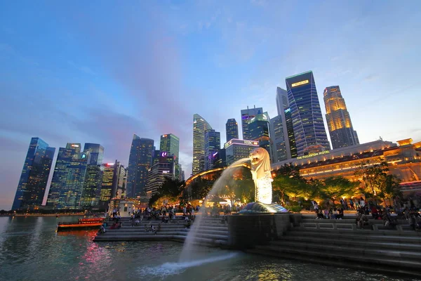 Cingapore Novembro 2018 Pessoas Não Identificadas Visitam Merlion Cingapura — Fotografia de Stock