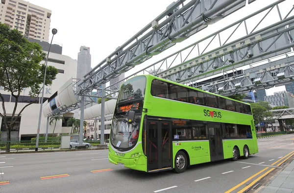 新加坡 2018年11月17日 公共巴士在新加坡市中心行驶 — 图库照片