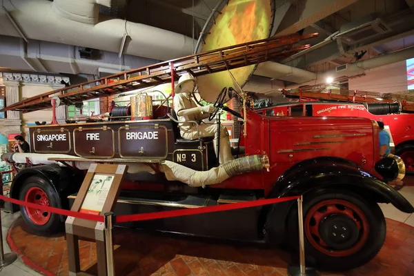 Singapur - 17 Kasım 2018: Kimliği belirsiz kişi ziyaret sivil savunma miras Galeri Singapur