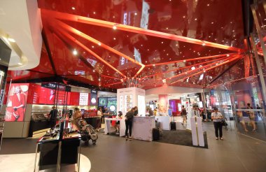 Singapur - 17 Kasım 2018: Kimliği belirsiz kişi ziyaret Tangs alışveriş merkezi Orchard Road Singapur.