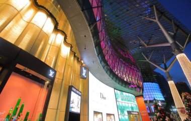 Singapur - 17 Kasım 2018: Orchard road Singapur ION Orchard alışveriş merkezi.