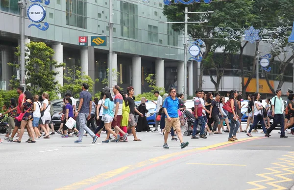 Singapore Novembre 2018 Persone Non Identificate Attraversano Strada Orchard Singapore — Foto Stock