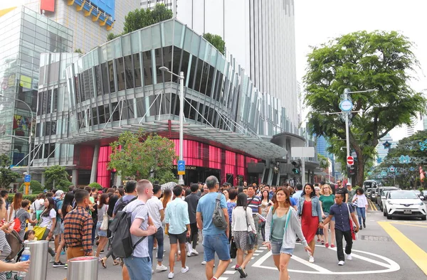 新加坡 2018年11月17日 身份不明的人参观新加坡乌节路购物区 — 图库照片