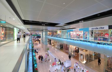 Singapur - 17 Kasım 2018: Kimliği belirsiz kişi ziyaret Marina Meydanı Alışveriş Merkezi Singapur'da.