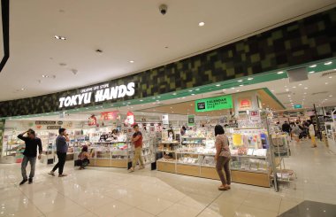 Singapur - 17 Kasım 2018: Kimliği belirsiz kişi ziyaret Singapur mağaza Tokyu Hands.