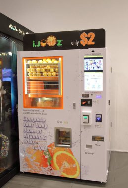 Singapur - 17 Kasım 2018: Taze portakal sıkma meyve suyu satış makinesi Singapur.