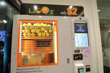 Singapur - 17 Kasım 2018: Taze portakal sıkma meyve suyu satış makinesi Singapur.