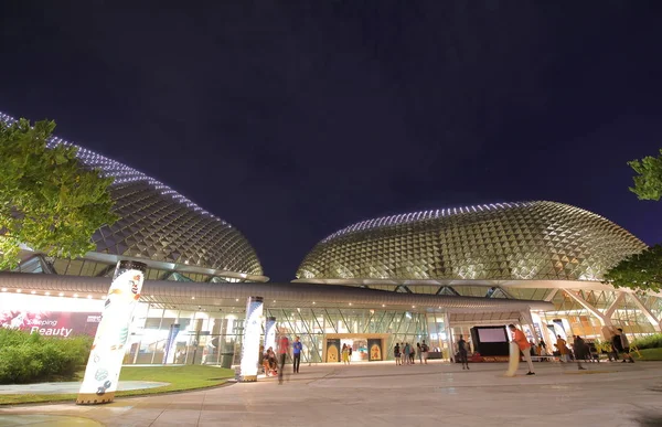 Singapur Noviembre 2018 Personas Identificadas Visitan Teatro Bahía Arquitectura Contemporánea —  Fotos de Stock