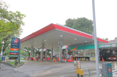 Singapur - 19 Kasım 2018: Kimliği belirsiz kişi ziyaret Caltex benzin istasyonu Singapur.