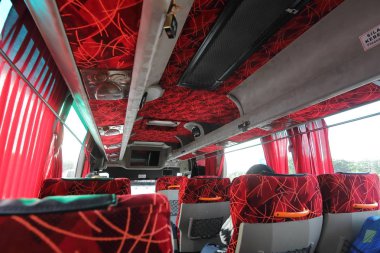Singapur - 19 Kasım 2018: Kimliği belirsiz kişi seyahat Singapur otobüs Malaysia