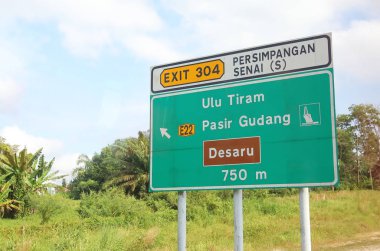 Johor Bahru Malezya - 19 Kasım 2018: Johor Bahru Malezya 'da Kawasan Rehat kuzey otoyolu çıkış tabelası.