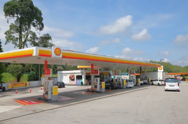 Johor Bahru Malezya - 19 Kasım 2018: Kimliği belirsiz kişi satın benzin Malezya Shell benzin istasyonunda.