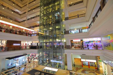 Kuala Lumpur Malezya - 19 Kasım 2018: Bukit Bintang Kuala Lumpur Malezya 'daki Berjaya Times Meydanı' nı ziyaret edenler