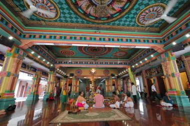 Kuala Lumpur Malezya - 20 Kasım 2018: Kimliği belirsiz kişi ziyaret Sri Mahamariamman Hindu Tapınağı Kuala Lumpur Malezya